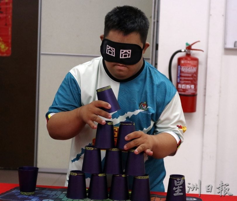 不一样的孩子，一样能发光　唐氏少年叠杯梦起飞