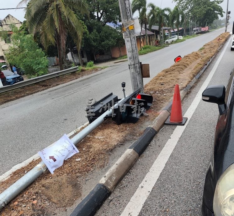 大都会版 / 瓜雪而榄新邦知甲路口交通灯被撞倒维修。。。