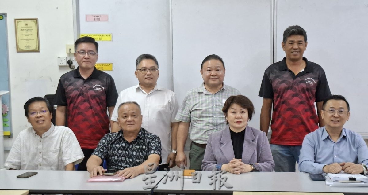 版头//大都会 / （主文）教部未发出增建特别课室批文，双溪龙华小董事部已准备就绪 / 2图