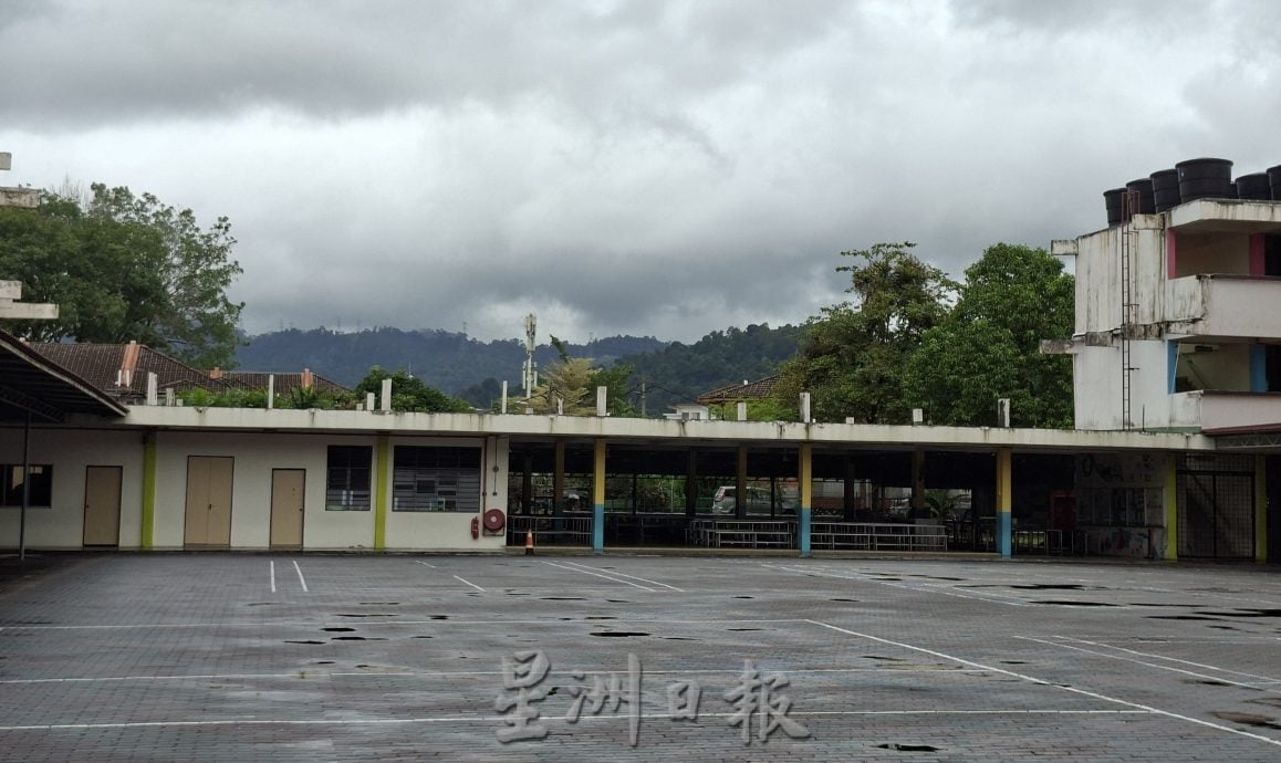 版头//大都会 / （主文）教部未发出增建特别课室批文，双溪龙华小董事部已准备就绪 / 2图