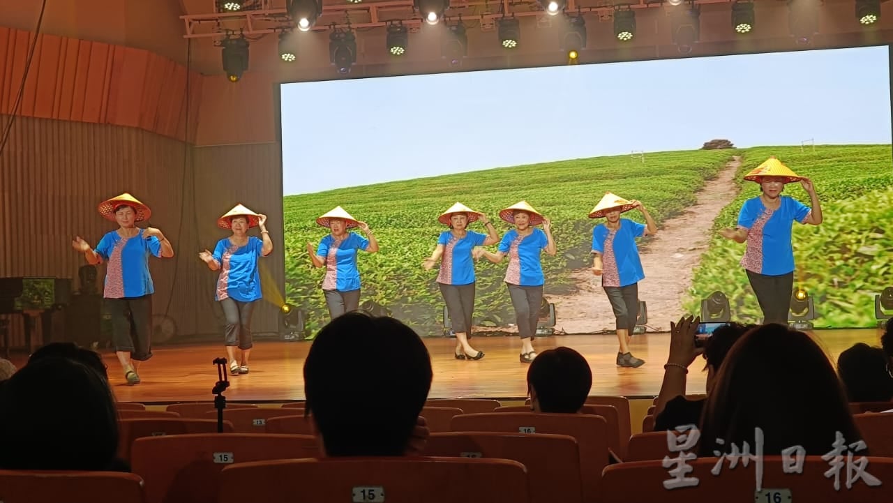 参与国际客家山歌交流展演 下霹客家公会歌咏组访广州