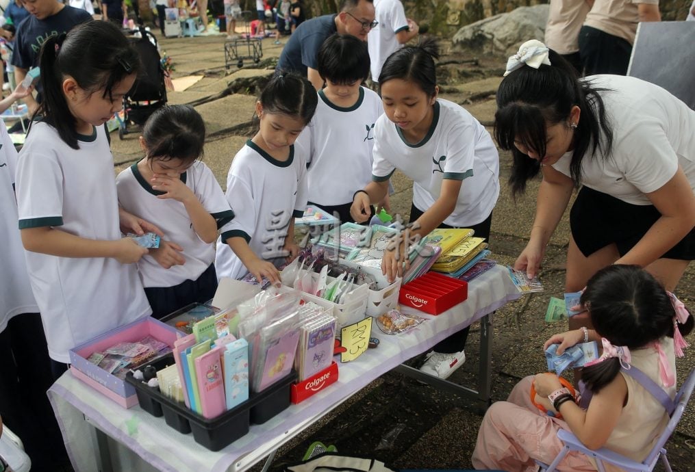 霹： 小小老板亲子市集    孩子当小老板体验买卖乐趣