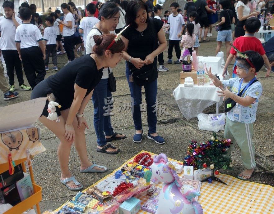 霹： 小小老板亲子市集    孩子当小老板体验买卖乐趣