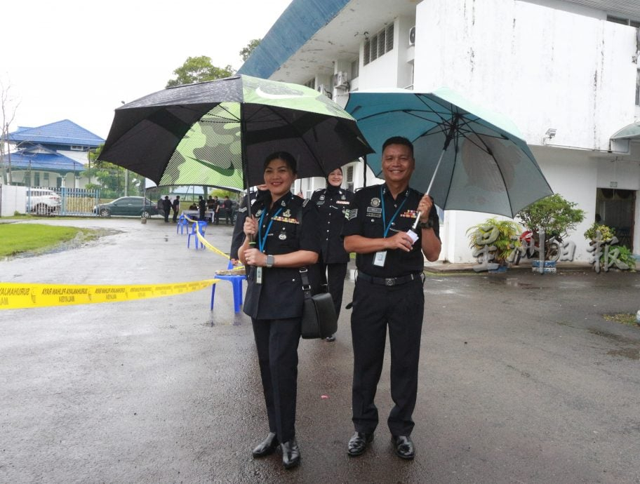(军警投票)沙选举提前投票日 军警冒雨投票