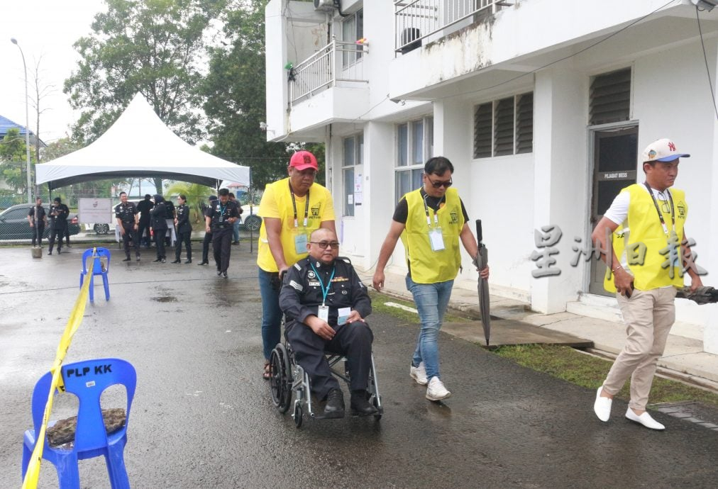 (军警投票)沙选举提前投票日 军警冒雨投票