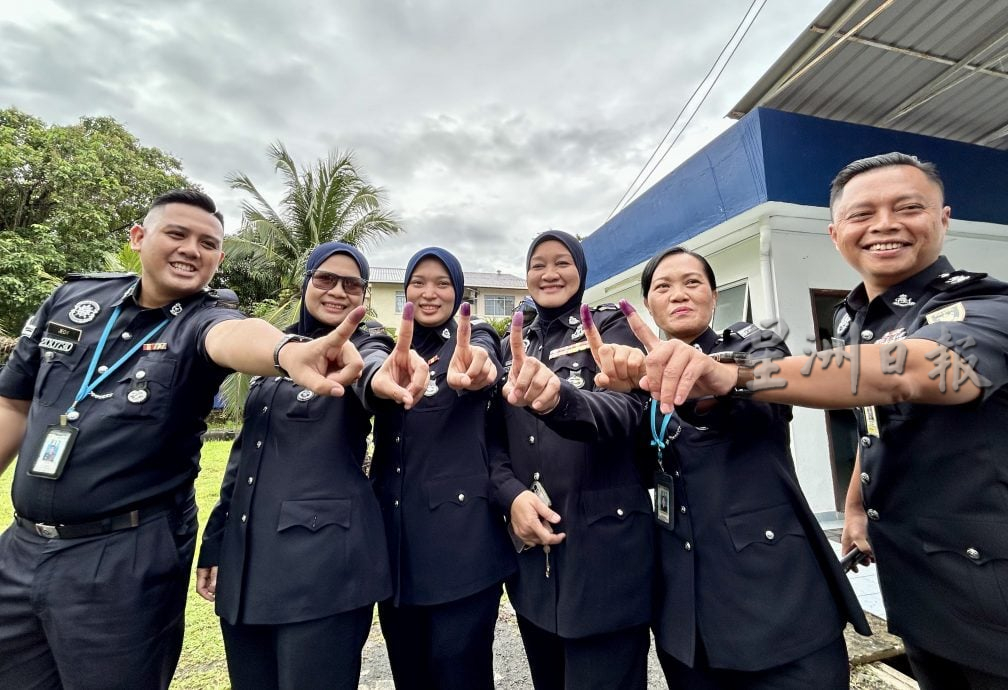 (军警投票)沙选举提前投票日 军警冒雨投票