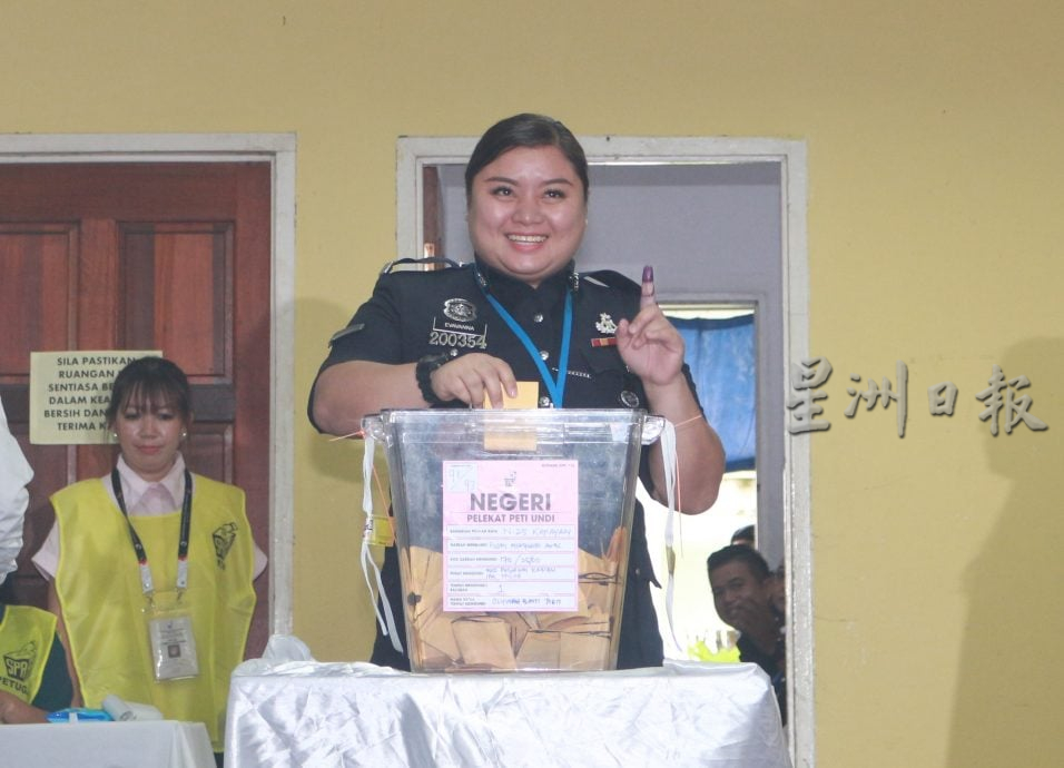 (军警投票)沙选举提前投票日 军警冒雨投票