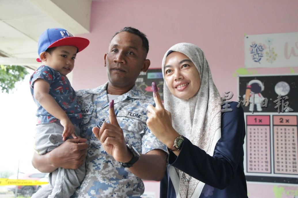 (军警投票)沙选举提前投票日 军警冒雨投票