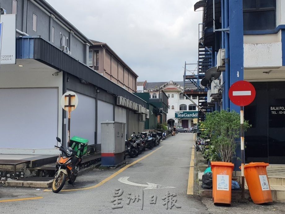 大都会/无告示牌 男子误入反向巷子险遭警方开罚单/5图