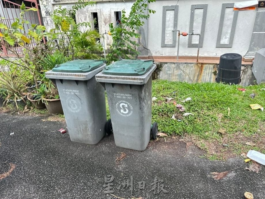 （古城第三版主文）武吉波浪柏迈猴患 猴子翻找垃圾桶觅食