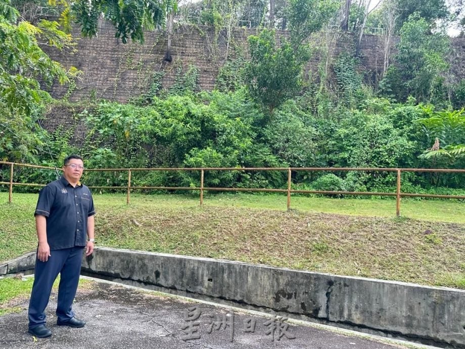 （古城第三版主文）武吉波浪柏迈猴患 猴子翻找垃圾桶觅食