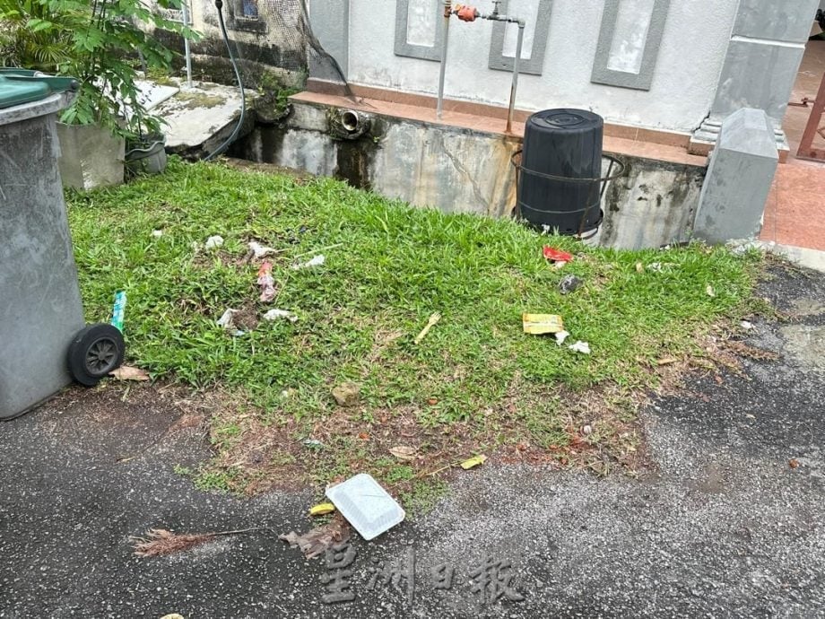 （古城第三版主文）武吉波浪柏迈猴患 猴子翻找垃圾桶觅食