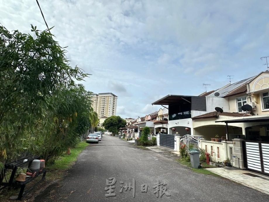 （古城第三版主文）武吉波浪柏迈猴患 猴子翻找垃圾桶觅食