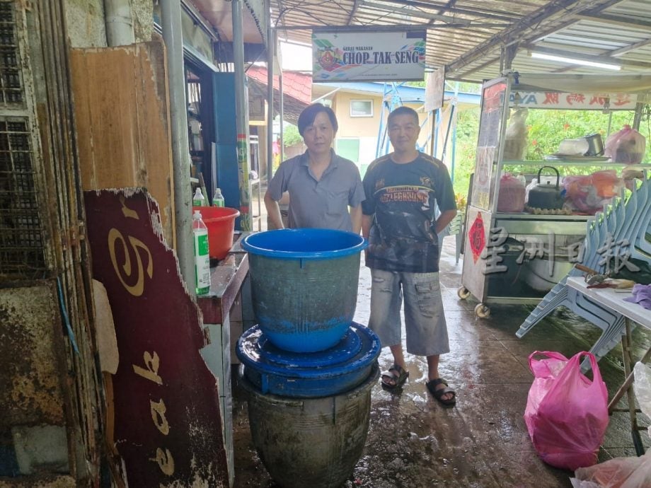 **已签发**柔：第二版头条：加冕小贩中心将启动重建   摊贩：虽不舍但依旧搬空