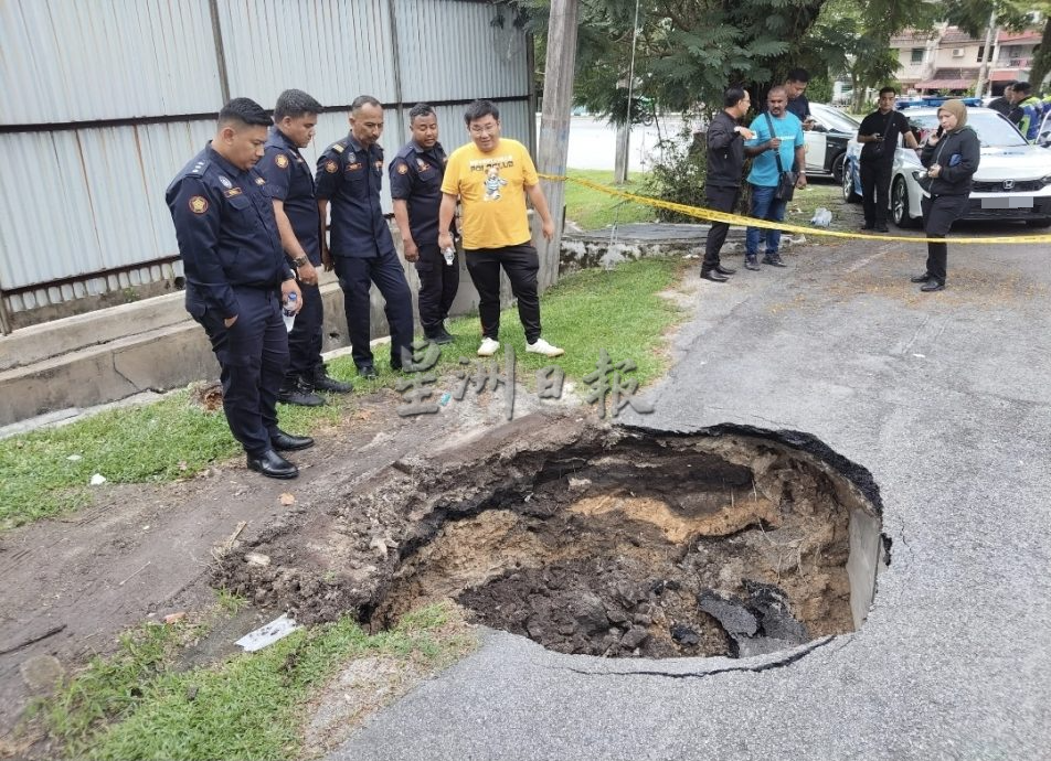 大都会／路底真空现大坑洞，司机连人带车险被“吞噬”／2图