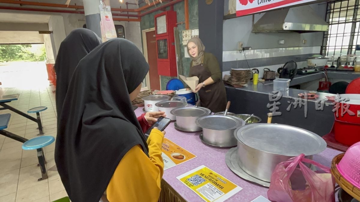 **已签发**柔：封面：校方津贴业者降成本 工大爱心餐计划万名学生受惠