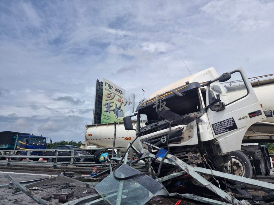 **已签发**柔：南北大道油槽车汽车相撞 车龙3公里