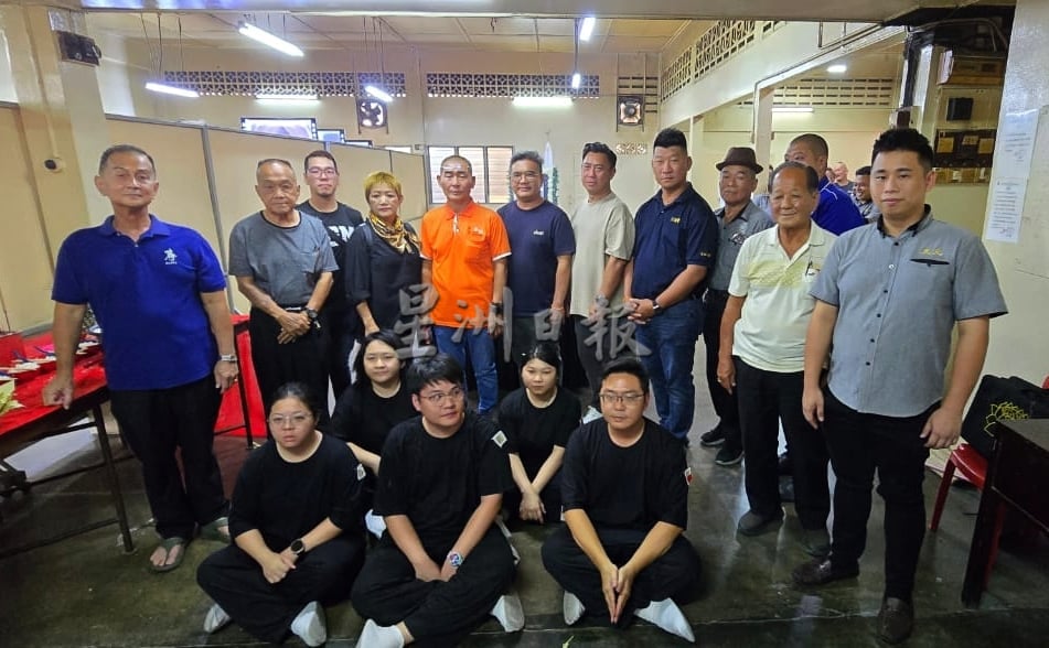 供星洲网:资深喃呒师傅王少华逝世 森殡葬同业协会肩扛灵柩送别