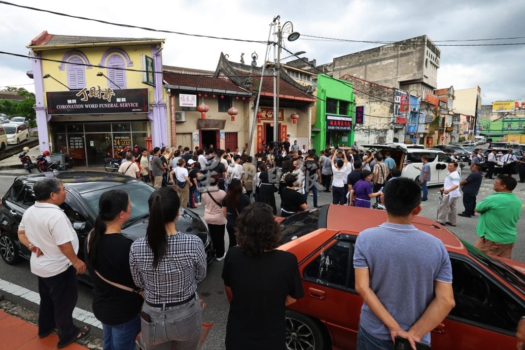 供星洲网:资深喃呒师傅王少华逝世 森殡葬同业协会肩扛灵柩送别