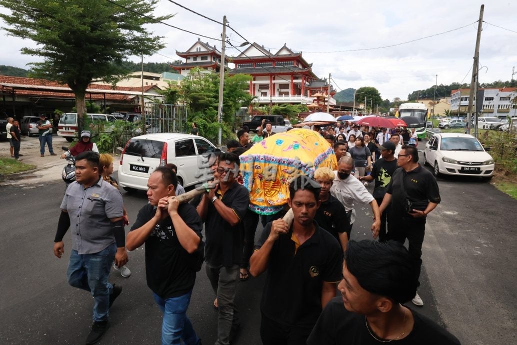 供星洲网:资深喃呒师傅王少华逝世 森殡葬同业协会肩扛灵柩送别