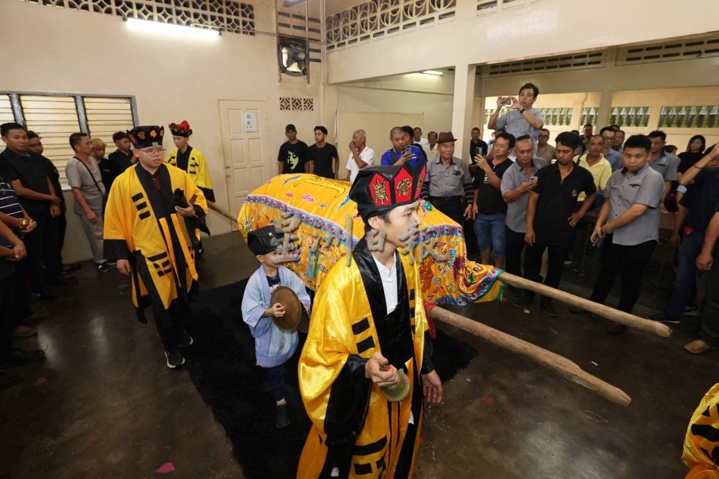 供星洲网:资深喃呒师傅王少华逝世 森殡葬同业协会肩扛灵柩送别