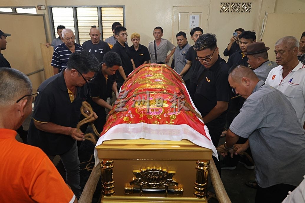 供星洲网:资深喃呒师傅王少华逝世 森殡葬同业协会肩扛灵柩送别