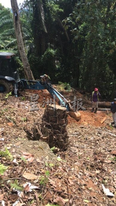 供星洲网／亚沙路大水管破裂！半山抢修挑战大 水供下午恢复