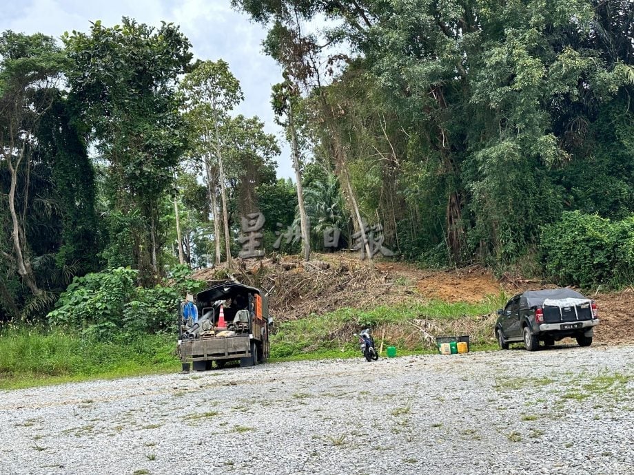 供星洲网／亚沙路大水管破裂！半山抢修挑战大 水供下午恢复