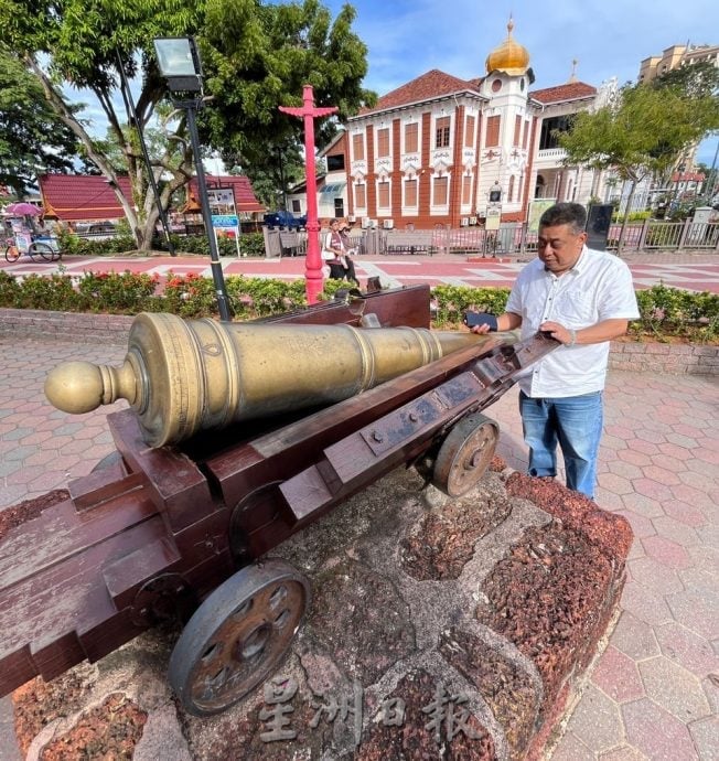 （古城第三版主文）古城门大炮“倒塌”迅速修复·今早恢复原貌让游客尽兴拍照