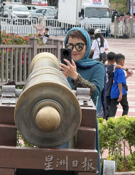 （古城第三版主文）古城门大炮“倒塌”迅速修复·今早恢复原貌让游客尽兴拍照