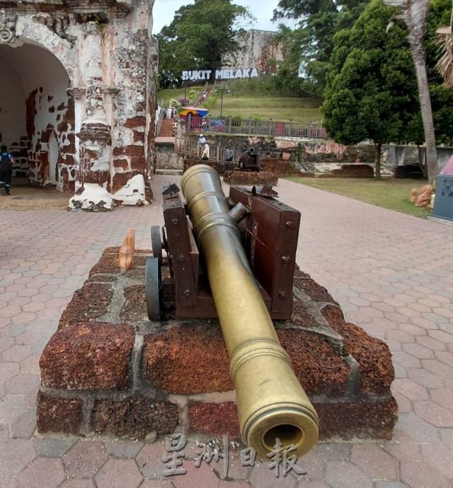（古城第三版主文）古城门大炮“倒塌”迅速修复·今早恢复原貌让游客尽兴拍照