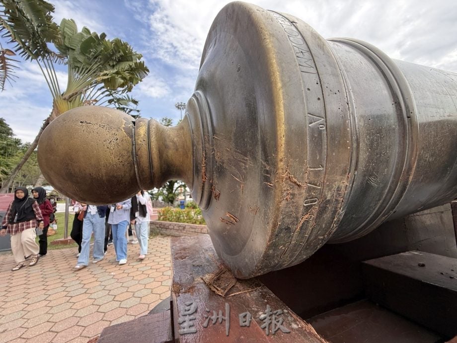 （古城第三版主文）古城门大炮“倒塌”迅速修复·今早恢复原貌让游客尽兴拍照