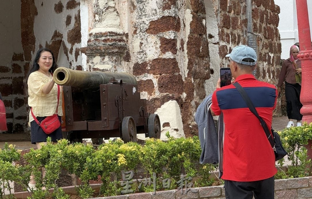 （古城第三版主文）古城门大炮“倒塌”迅速修复·今早恢复原貌让游客尽兴拍照
