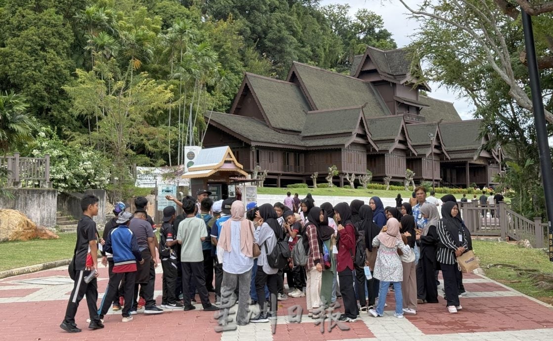 （古城第三版主文）古城门大炮“倒塌”迅速修复·今早恢复原貌让游客尽兴拍照
