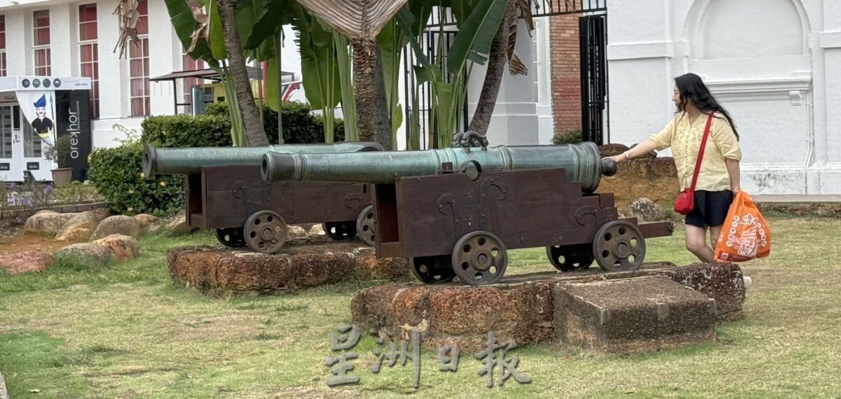 （古城第三版主文）古城门大炮“倒塌”迅速修复·今早恢复原貌让游客尽兴拍照