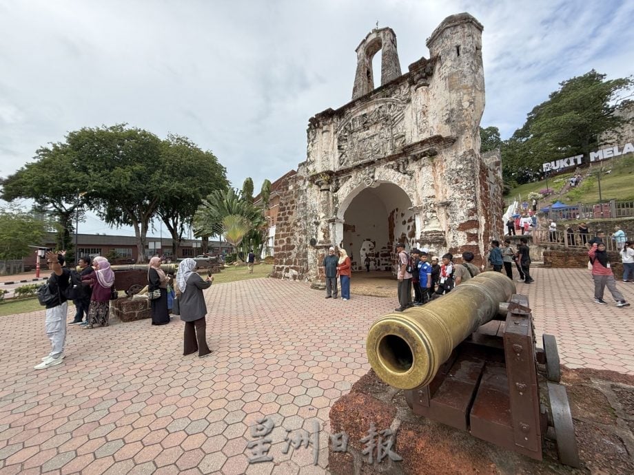 （古城第三版主文）古城门大炮“倒塌”迅速修复·今早恢复原貌让游客尽兴拍照