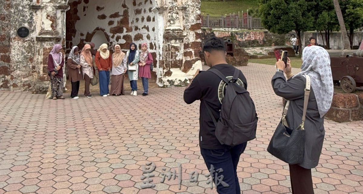 （古城第三版主文）古城门大炮“倒塌”迅速修复·今早恢复原貌让游客尽兴拍照