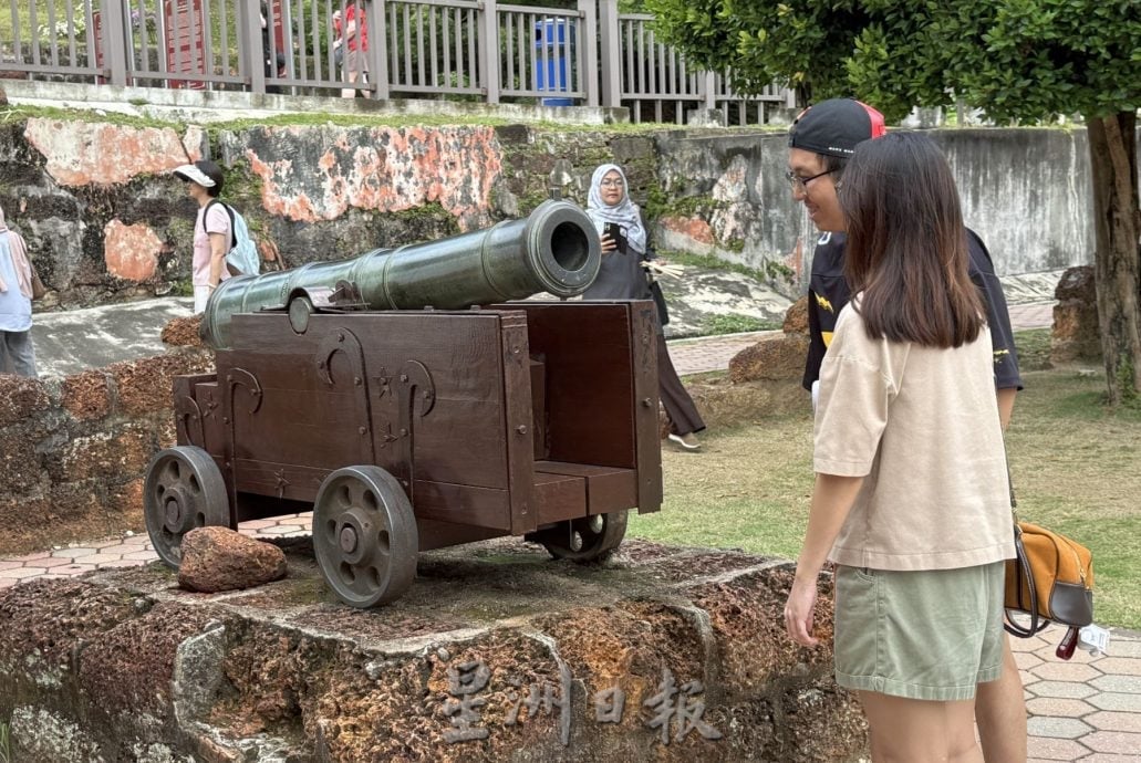 （古城第三版主文）古城门大炮“倒塌”迅速修复·今早恢复原貌让游客尽兴拍照