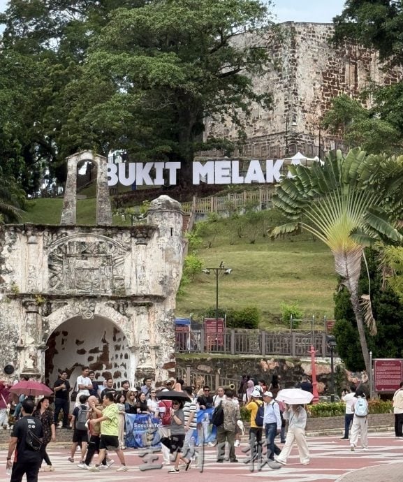 （古城第三版主文）古城门大炮“倒塌”迅速修复·今早恢复原貌让游客尽兴拍照