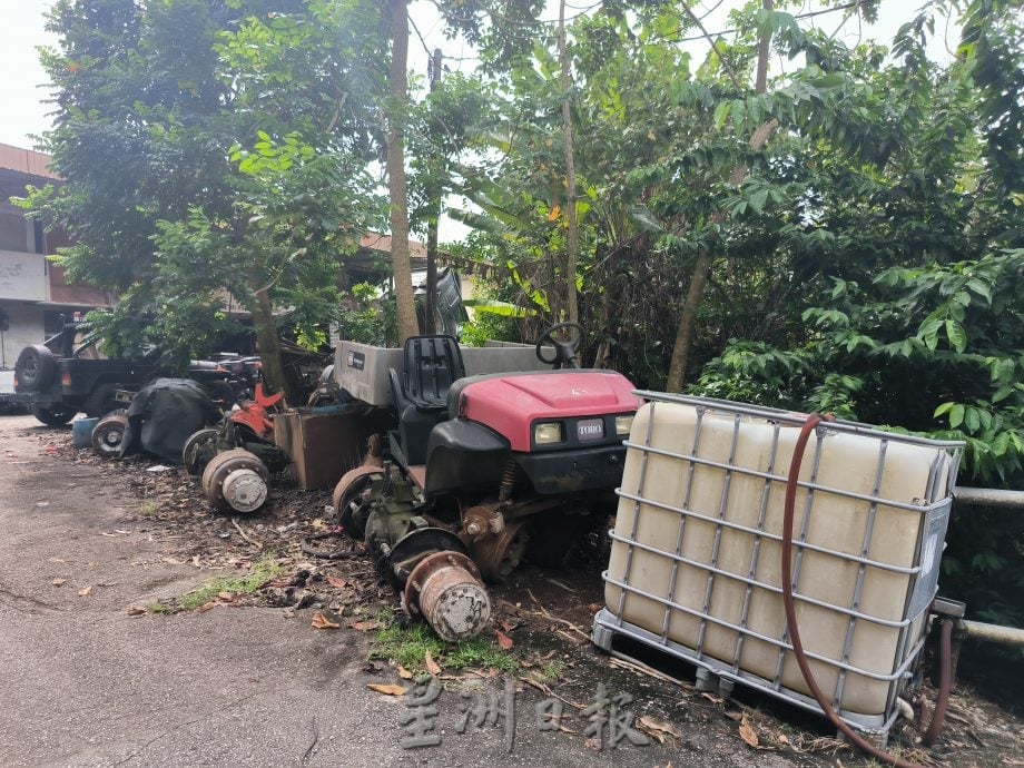 （已签发）柔：民生特工队：沟渠堵塞成“死水”堆满废料  古来万宜花园卫生亮红灯