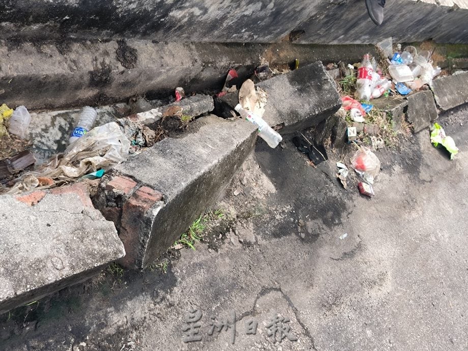 （已签发）柔：民生特工队：沟渠堵塞成“死水”堆满废料  古来万宜花园卫生亮红灯