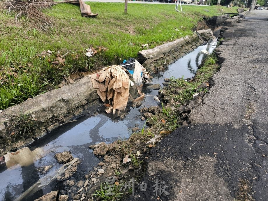 （已签发）柔：民生特工队：沟渠堵塞成“死水”堆满废料  古来万宜花园卫生亮红灯