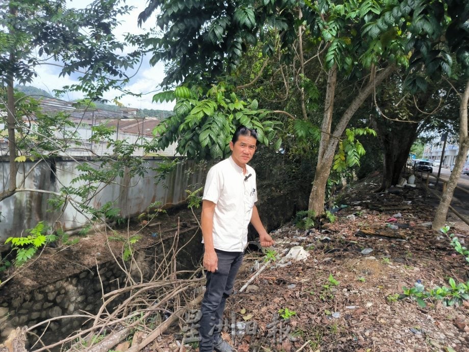 （已签发）柔：民生特工队：沟渠堵塞成“死水”堆满废料  古来万宜花园卫生亮红灯