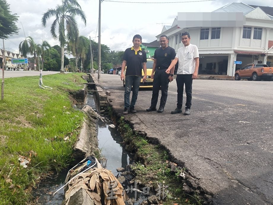 （已签发）柔：民生特工队：沟渠堵塞成“死水”堆满废料  古来万宜花园卫生亮红灯