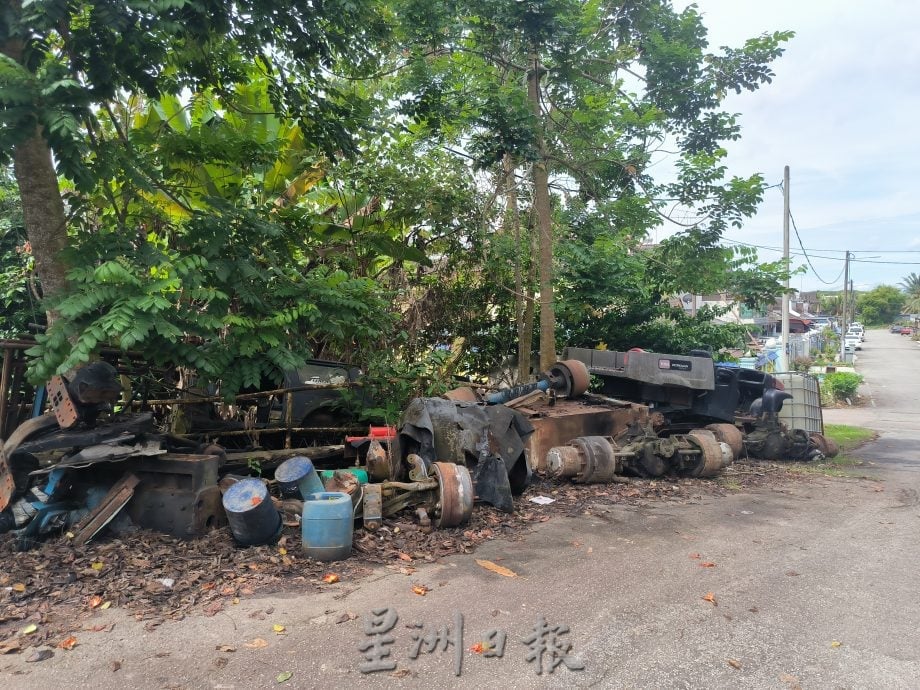 （已签发）柔：民生特工队：沟渠堵塞成“死水”堆满废料  古来万宜花园卫生亮红灯