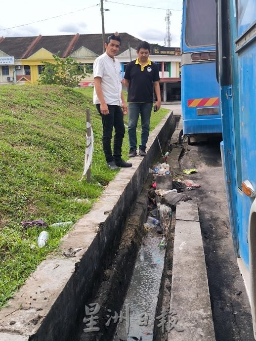 （已签发）柔：民生特工队：沟渠堵塞成“死水”堆满废料  古来万宜花园卫生亮红灯