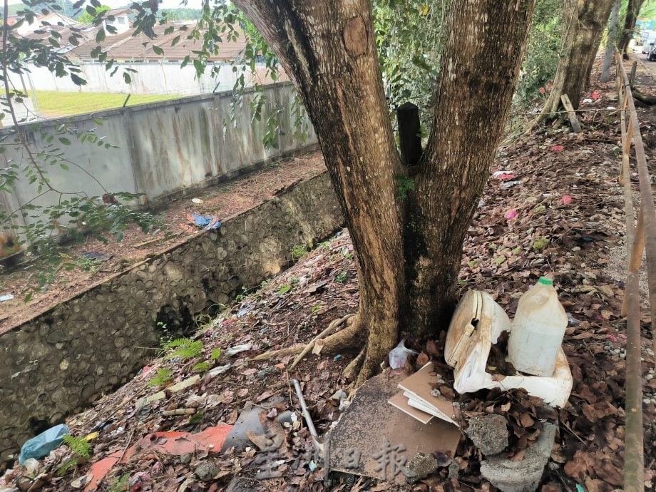 （已签发）柔：民生特工队：沟渠堵塞成“死水”堆满废料  古来万宜花园卫生亮红灯