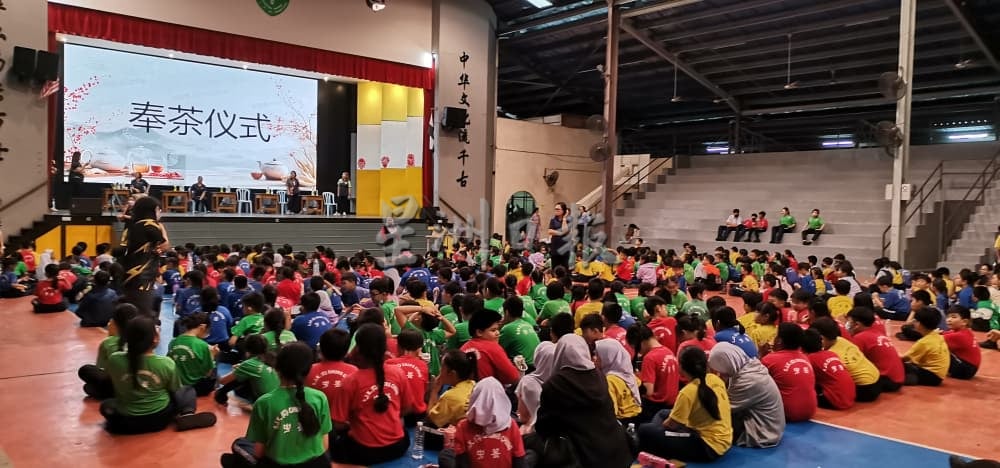 东（已签发）：“颜回诞辰暨中华好学生节”活动，学生奉茶场面温馨。