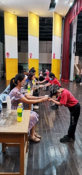 东（已签发）：“颜回诞辰暨中华好学生节”活动，学生奉茶场面温馨。