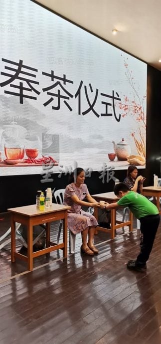 东（已签发）：“颜回诞辰暨中华好学生节”活动，学生奉茶场面温馨。